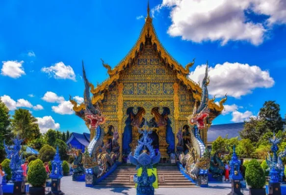 Blue Temple Chiang Rai private tour